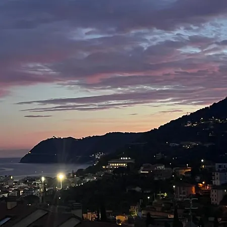 A House With A View * アラッシオ