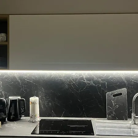 A House With A View アパート アラッシオ