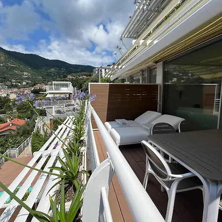 A House With A View * アラッシオ