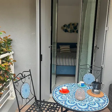 アパート A House With A View